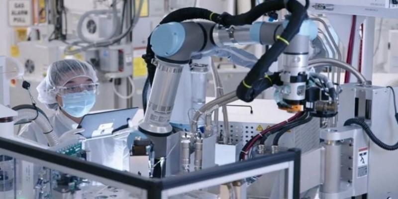 Inside the Shift to Robotic Collaboration in Chip Production Mainte-nance